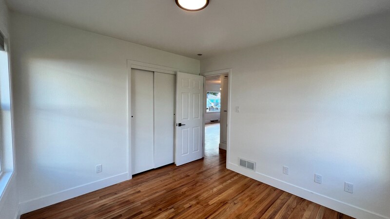 Building Photo - 10833 NE Russell St