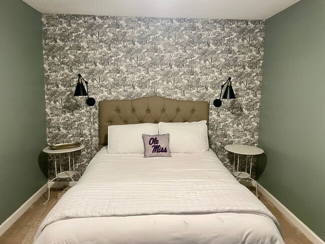 Building Photo - 2 Bedroom, 2.5 Bath, Fully Furnished Walking Distance to Campus