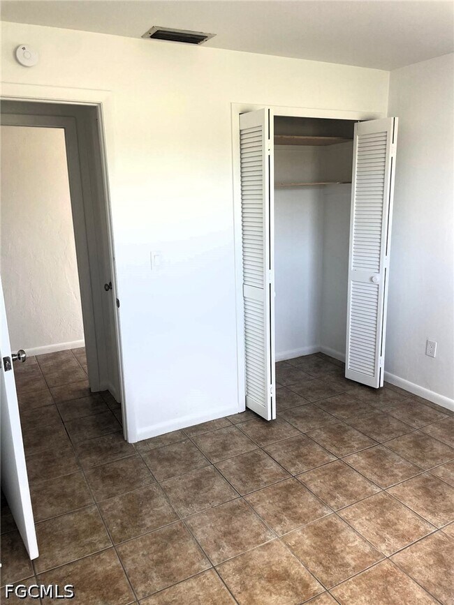 Building Photo - 104 SE 16th Pl