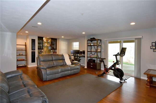 Building Photo - 616 Edison Dr