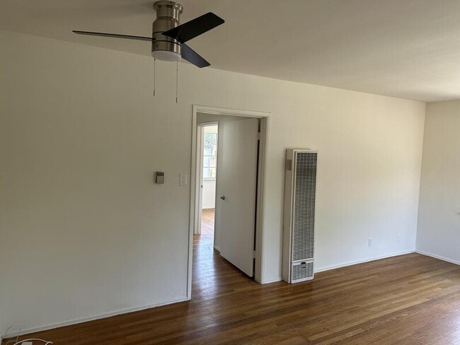 Building Photo - 1843 1/2 Linda Rosa Avenue