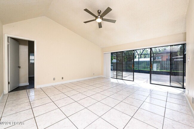 Building Photo - 4 Baywood Dr