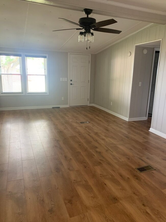 Building Photo - 3 bedroom 2 bath on High Rock Lake