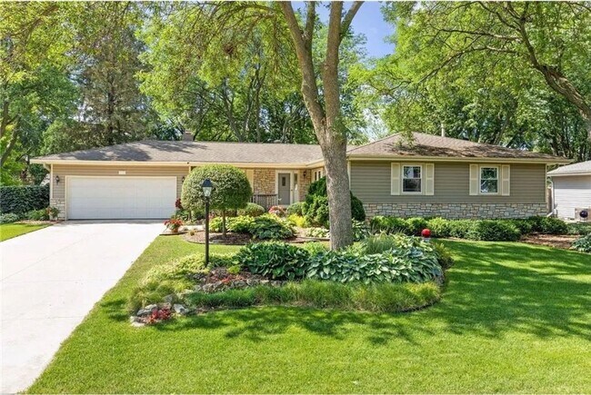 Building Photo - Charming 3-bedroom, 2-bathroom home located in the heart of Woodbury