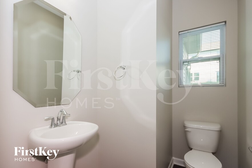 Building Photo - 905 Little Dog Ln