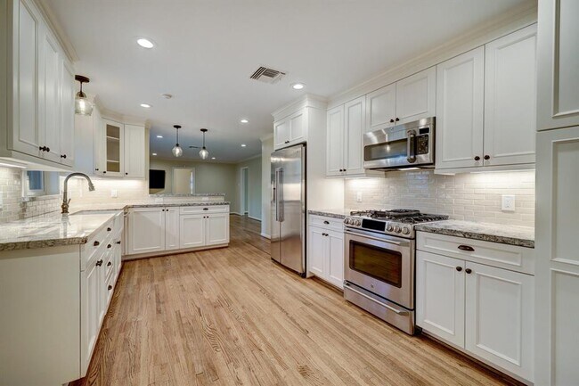 Building Photo - 722 Camelot Ln