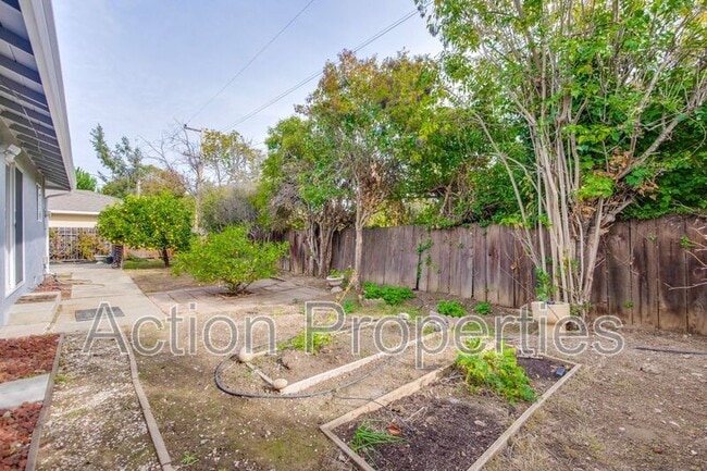 Building Photo - 1650 Goldfinch Way
