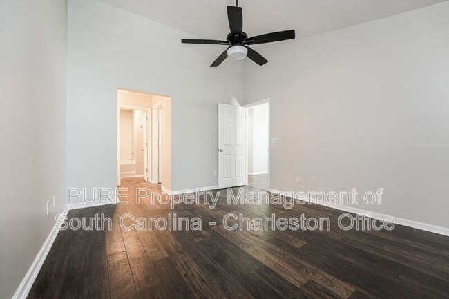 Building Photo - 7840 Park Gate Dr