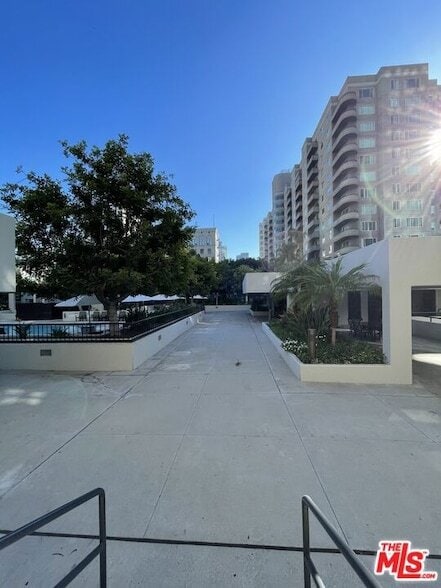 Building Photo - 600 W 9th St