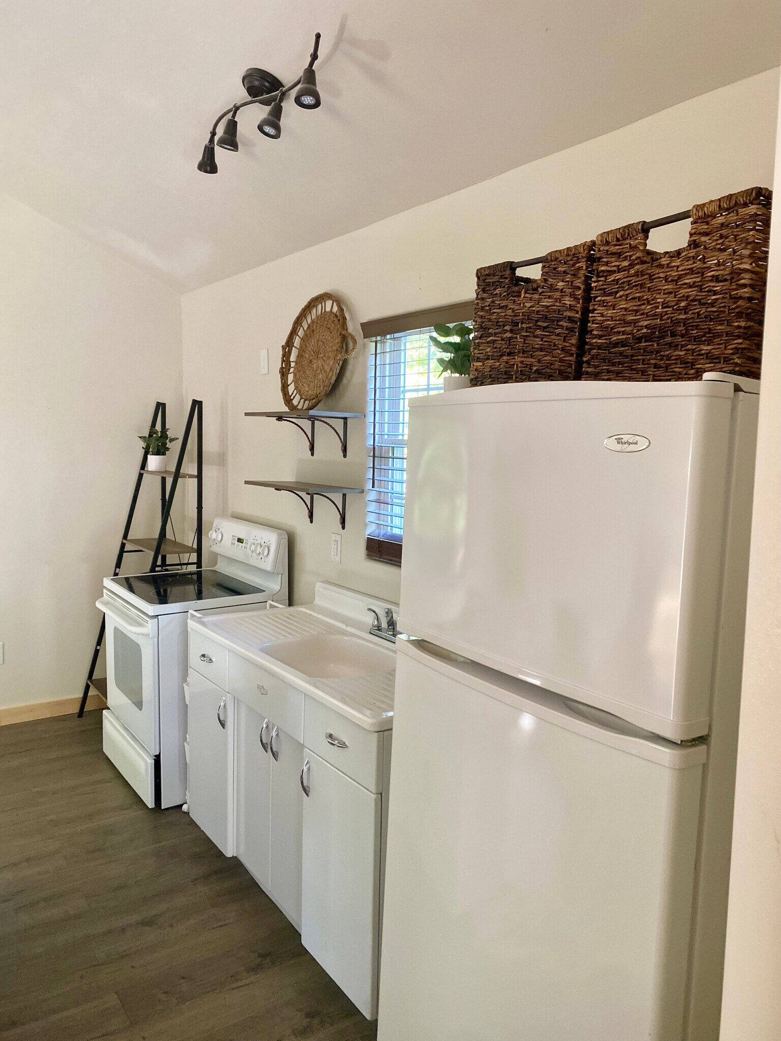 Building Photo - 10510 Cadosia Rd