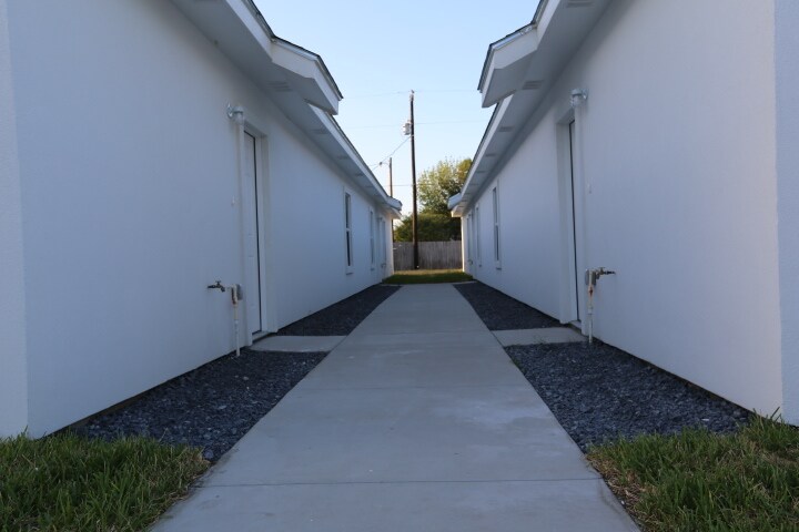 Building Photo - 1402 W Heritage Dr