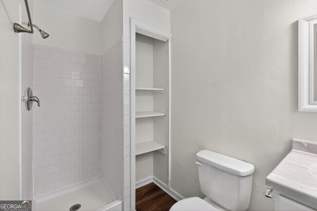 Building Photo - 2516 Peachwood Cir NE