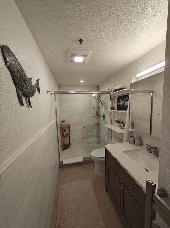 Building Photo - Furnished 1-Bedroom Garden Oasis at Bay Crest Condominiums | Rincon Hill