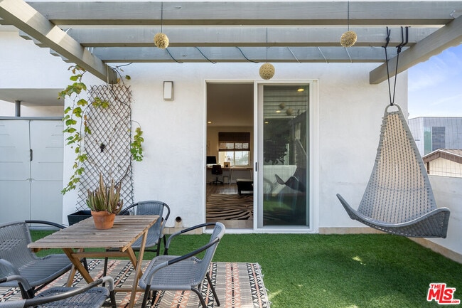 Building Photo - 1745 S Barrington Ave