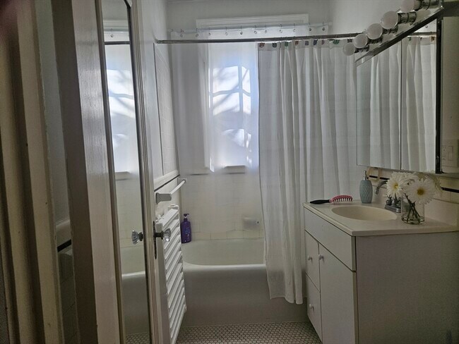 Building Photo - 77 Martin St