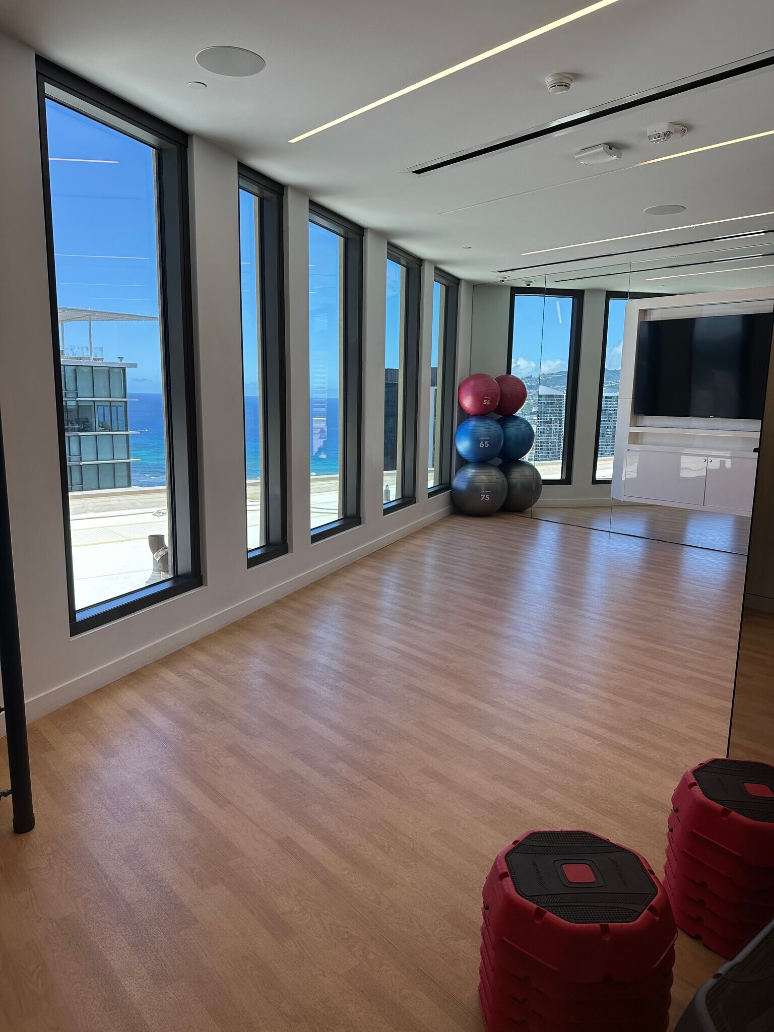 Building Photo - 987 Queen St