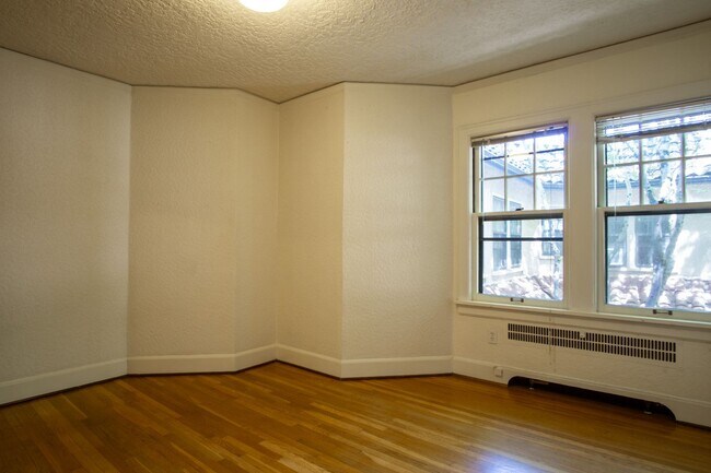 Building Photo - LOOK & LEASE! Stunning 1930s Townhouse in ...