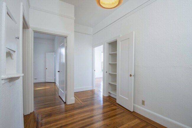 Building Photo - Union Street - Spacious & Bright Top Floor, Corner Unit