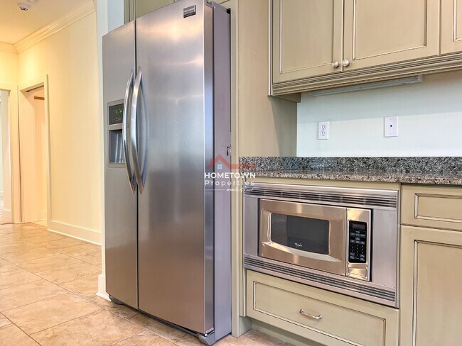 Building Photo - Beautiful 3-Bed Home with Outdoor Kitchen ...