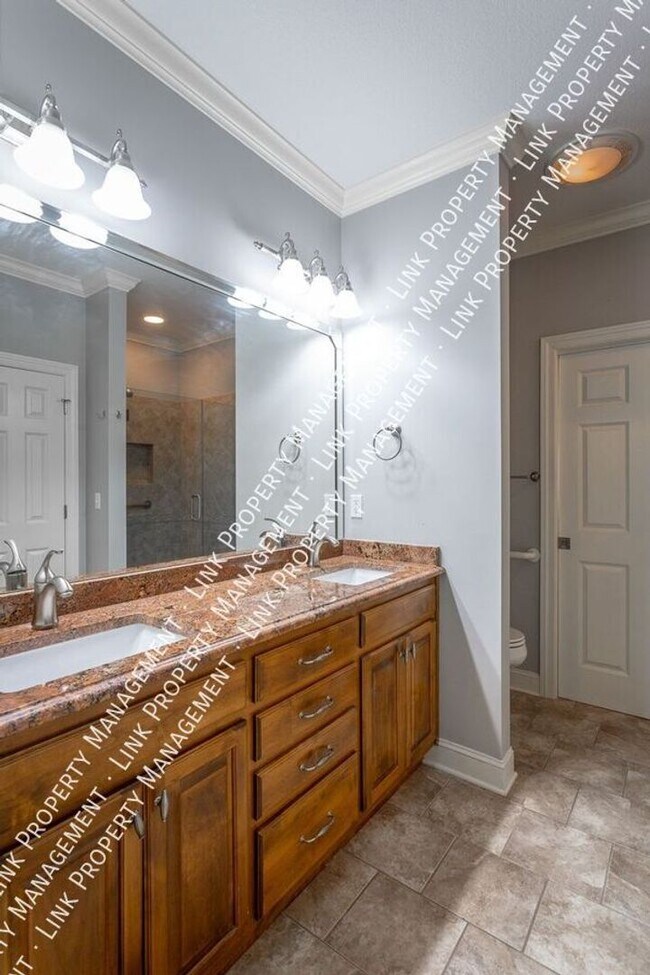 Building Photo - Beautiful large 1800 sf 3/2 for $2000 Townhome in Hixson with a garage and attic storage!