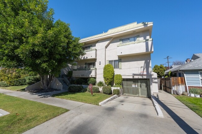 Building Photo - 12251 Moorpark St