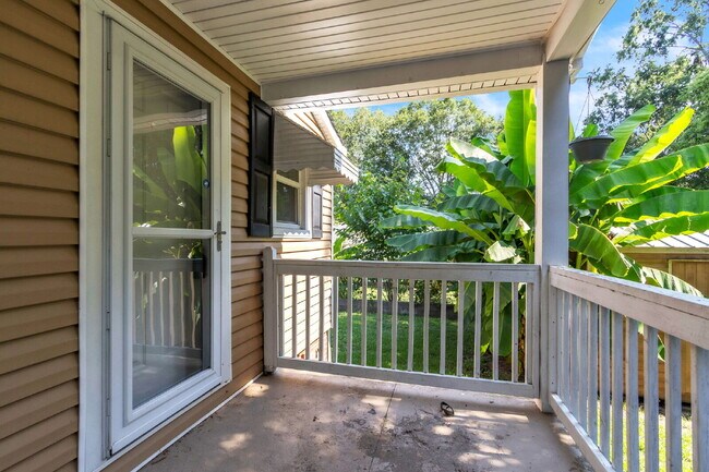 Building Photo - Cute Bungalow Style 2-Bedroom Haven with H...