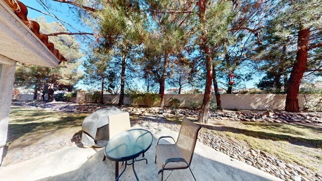 Building Photo - Spanish Trails Guard Gated Townhome!