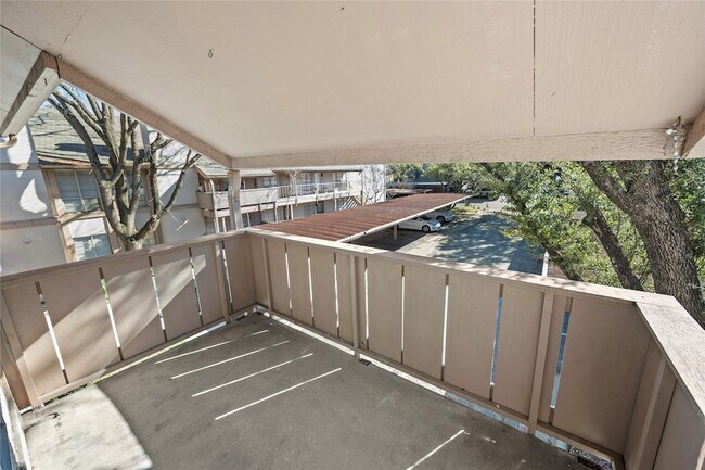 Building Photo - 10574 High Hollows Dr