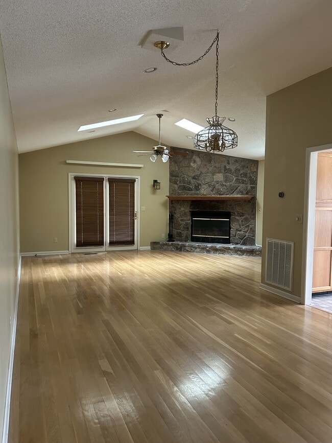 Building Photo - 140 Havenridge Cir