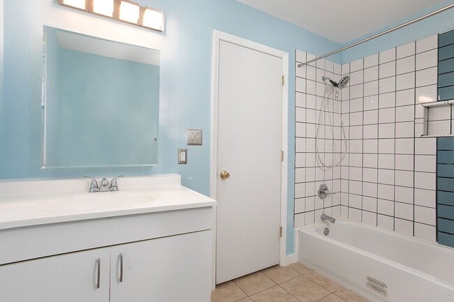 Building Photo - Beautiful and Spacious 5 Bedroom + 3 Bath Home w/ Office close to Downtown!