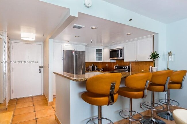 Building Photo - 2625 Collins Ave