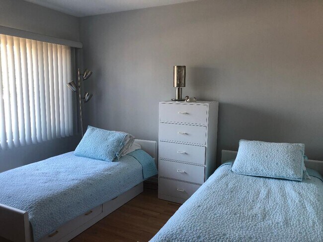 Building Photo - 606 Green Bay Rd