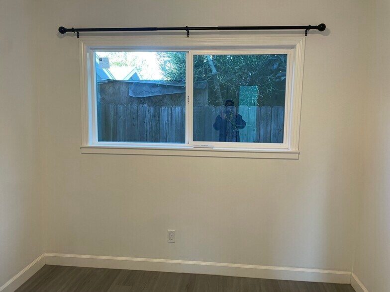 Building Photo - 265 E 69th Way