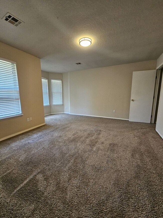 Building Photo - (3) Bed/(2) Bath Available NOW! Pet Negoti...