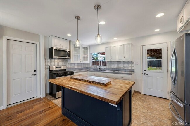 Building Photo - 13616 Hermes St