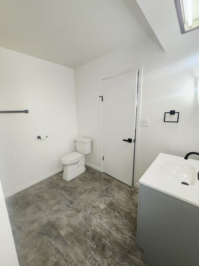 Building Photo - 564 Haller St