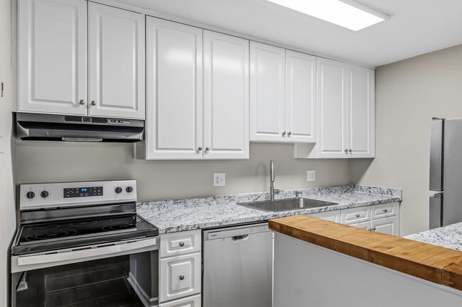 Building Photo - Updated 2-bedroom, 2.5-bath property Greensboro!