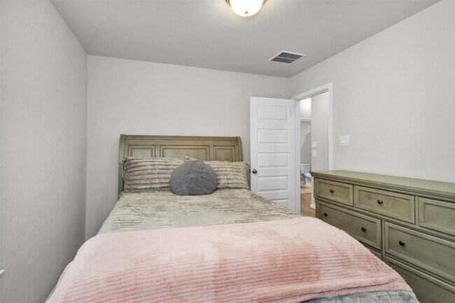 Building Photo - 18544 Meadow Point Ln