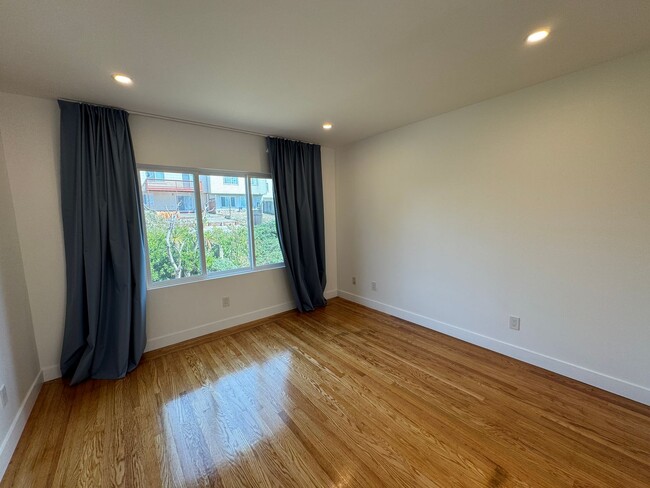 Building Photo - Spacious 5BR/6BA Updated Home with Private...