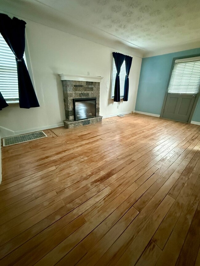 Building Photo - Available Now! 2-bed home in Ft. Thomas with lots to offer!