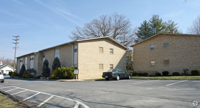 Primary Photo - Oak Court Apartments