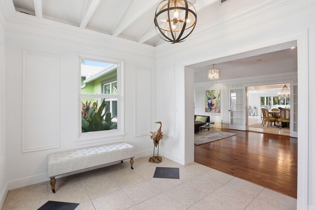 Building Photo - 309 NE 8th Ave