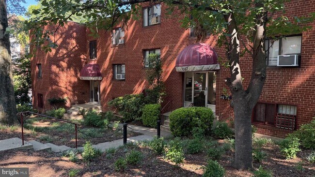 Building Photo - 1587 N Colonial Terrace