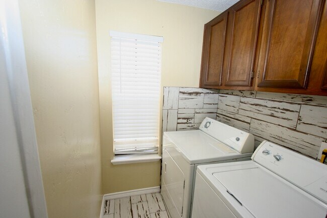 Building Photo - 17331 Red Oak Dr