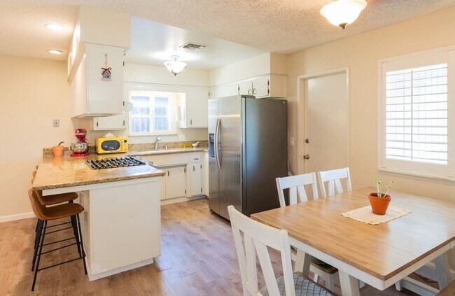 Building Photo - 2533 S Dollner St