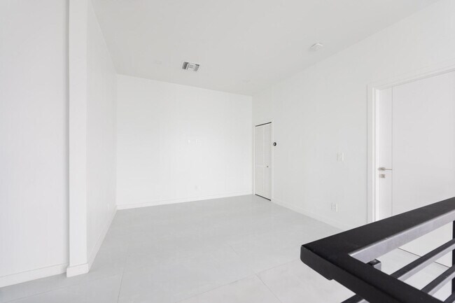 Building Photo - 2516 NE 21st St