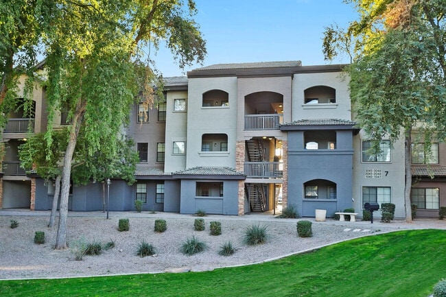 Building Photo - 875 W Pecos Rd