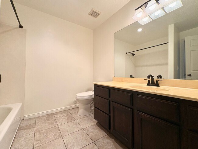 Building Photo - Lakeview Orem Living – 3 Bed Near UVU