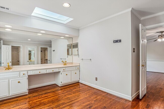 Building Photo - Magnificent 5 Bedroom, 4.5 Bathroom Bethes...