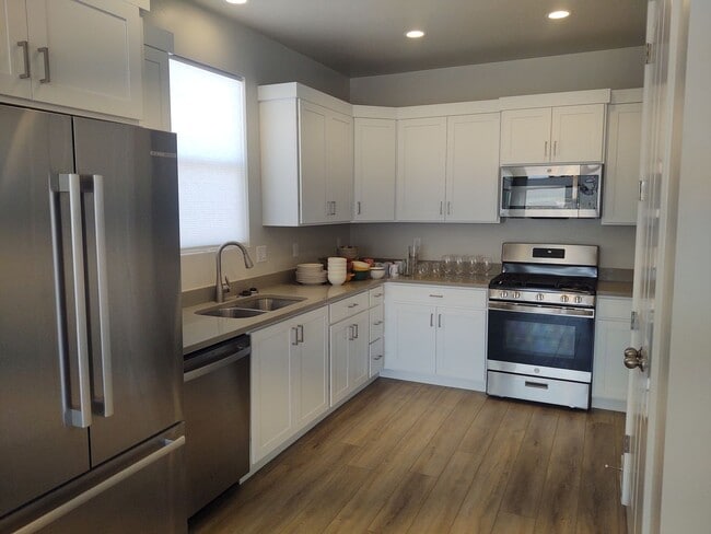 Building Photo - 1 Bedroom + Den 1.5 bath 2 Car Garage VIEWS & VIEWS!